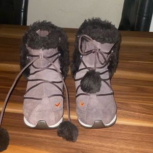 Nike women's pompon snow boots